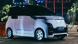 Wuling Air EV putih ini terlihat lebih futuristis berkat velg model tertutup dan body kit. Bagian bumper depan diimbuhi elemen berwarna hitam glossy yang membuatnya tampil lebih elegan. Simple tapi ngena! (Source: Instagram/@btxconcept)
