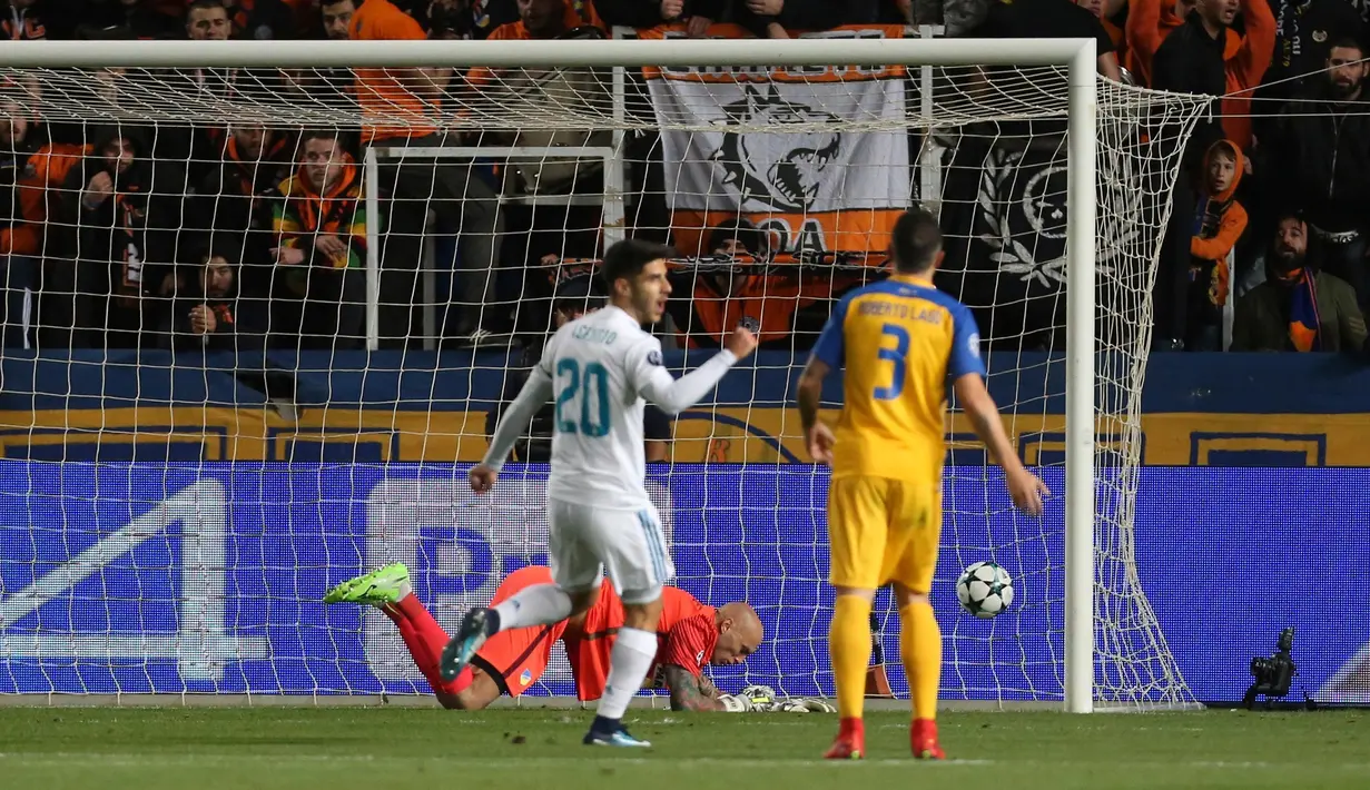 Pemain Real Madrid, Luka Modric berhasil mencetal gol pembuka ke gawang APOEL Nicosia pada matchday kelima Liga Champions di Stadion GSP, Selasa (21/11). Klub berjuluk Los Blancos tersebut menang telak dengan skor 6-0. (AP/Petros Karadjias)