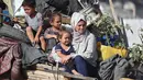 Badan dunia itu menyebut 2,4 juta penduduk Gaza mengalami kekurangan pangan ekstrem dan hampir semuanya bergantung pada bantuan kemanusiaan. Tampak dalam foto, warga Palestina duduk di belakang truk sambil membawa barang-barang mereka saat mengungsi dari Kota Gaza menuju Gaza selatan, pada 10 September 2025. (Omar AL-QATTAA/AFP)