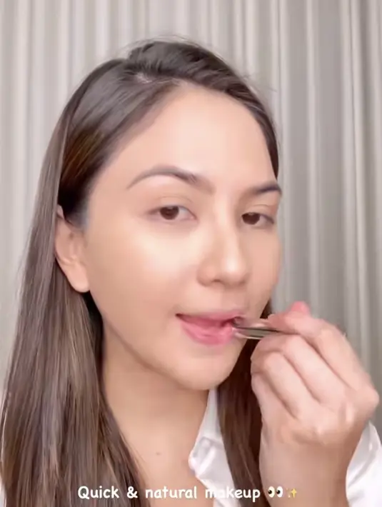 Setelah cushion merata di wajah, barulah Jessica mengenakan lipstik warna soft pink yang terlihat natural. [@jscmila]