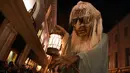 Boneka nenek sihir raksasa berjalan dikerumunan warga saat menghadiri Parade Halloween di Irlandia (30/10). Parade yang juga dikenal dengan Savage Grace Galway ini menghadirkan nenek sihir, serigala, dan burung hantu. (REUTERS/Clodagh Kilcoyne)