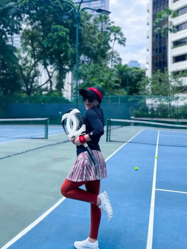 Outfit Olahraga Tenis ala Syahrini