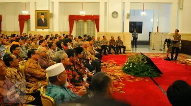  Suasana pertemuan di Istana Negara, Jakarta, Jumat (13/1). Dalam pertemuan ini, Jokowi mengingatkan agar pelaku industri jasa keuangan memberikan kredit kepada sektor produktif, utamanya adalah UMKM. (Liputan6.com/Angga Yuniar)