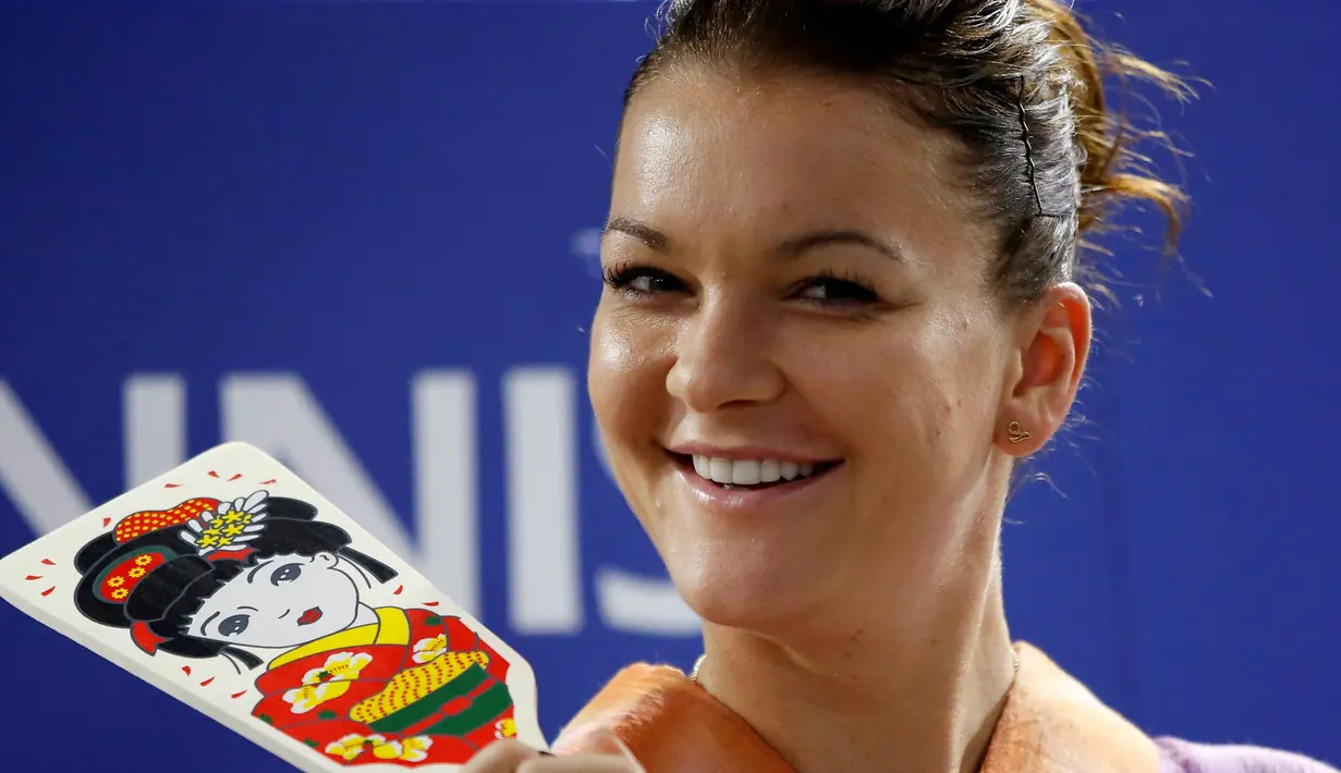 Petenis asal Polondia, Agnieszka Radwanska tersenyum saat acara temu fans disela turnamen tenis Pan Pacific Terbuka di Ariake Coliseum, Tokyo, Jepang (20/9). Penampilan tiga petenis cantik ini menjadi pusat perhatian warga Jepang. (REUTERS/Issei Kato)