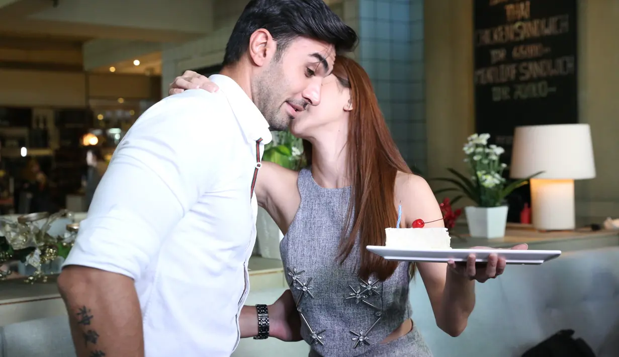 Kehadirannya di kawasan Cilandak, Rabu (15/3) dalam rangka menghadiri sahabatnya yang sedang mengeluarkkan single. Sebagai bentuk dukungannya karena satu manajemen. (Adrian Putra/Bintang.com)