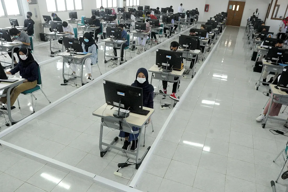 FOTO: Ujian Tulis Berbasis Komputer di Tengah Pandemi COVID-19