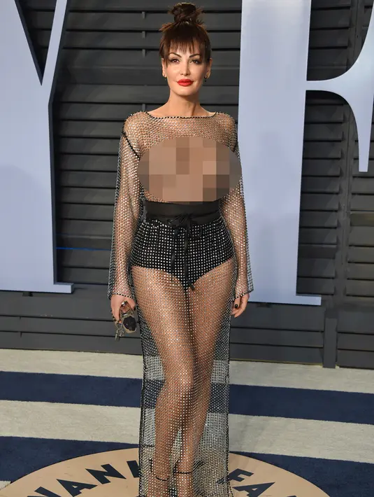 Penyanyi asal Albania, Bleona Qereti berpose saat tiba menghadiri Vanity Fair Oscar Party di Beverly Hills, California, AS (4/3). Bleona Qereti tampil vulgar dengan busana jaring-jaring transparan. (Photo by Evan Agostini/Invision/AP)