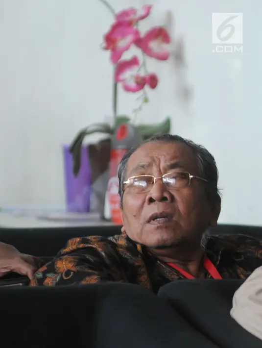 Ekspresi Ketua DPRD Sumatera Utara, Wagirin Arman saat menunggu di lobi gedung KPK, Jakarta, Senin (9/4). Wagirin diperiksa sebagai saksi tersangka Anggota DPRD Sumut, Ferry Suando Tanuray Kaban . (Merdeka.com/Dwi Narwoko)