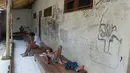 Sejumlah orang tampak dipasung di yayasan Bina Lestari Mandiri, Brebes, Jawa Tengah (16/3). Pasien pasung digambarkan hidup terbelenggu, dirantai, dan mengalami trauma dalam ruangan sempit atau klaustrofobia. (Adek BERRY / AFP )