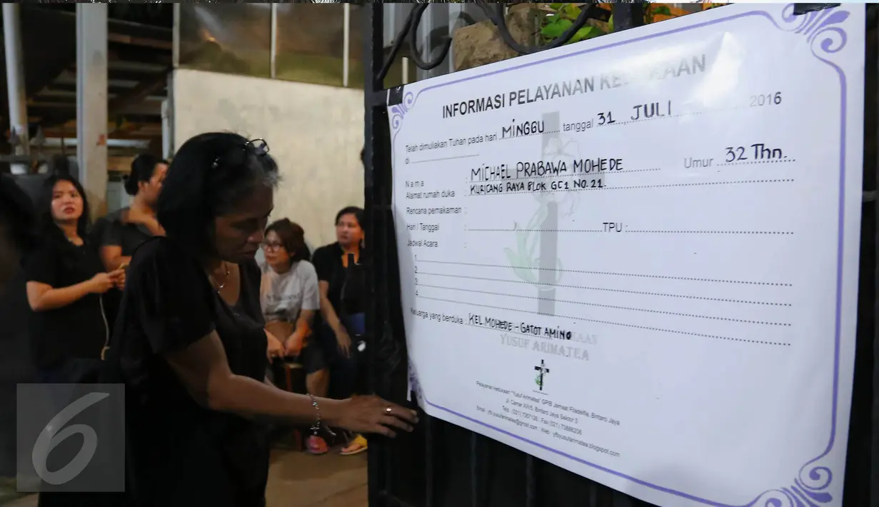 Papan pengumuman terpampang di rumah duka Mike Mohede di kawasan Bintaro, Tangsel, Minggu (31/7). Di usia 32 tahun, Mike Mohede menghembuskan napas terakhirnya pasca mengalami serangan jantung. (Liputan6.com/Angga Yuniar)