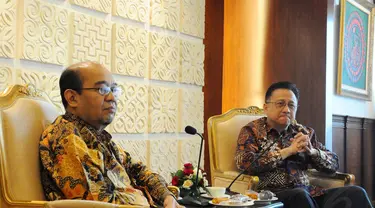Ketua BPK, Harry Azhar Azis (kiri) bertemu Ketua DPD, Irman Gusman, di Kompleks Parlemen RI, Jakarta, Jumat (14/11/2014). (Liputan6.com/Andrian M Tunay)