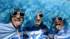 Atribut unik digunakan supporter tim rugby Argentina jelang laga Piala Dunia Rugby melawan Georgia di Kingsholm, Inggris, Jumat (25/9/2015). (Reuters/Dylan Martinez)