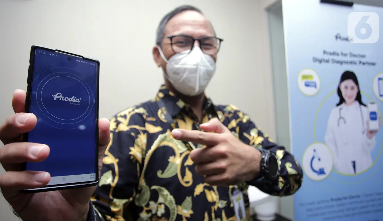 Direktur Digital Service Transformation & IT Prodia Andri Hidayat menunjukan aplikasi Prodia for Doctor, Digital Diagnostic Partner Jakarta, Senin (4/4/2022). Aplikasi tersebut itujukan untuk memudahkan para dokter dalam membuat rujukan pemeriksaan kesehatan ke Prodia bagi pasiennya. (Liputan6.com)