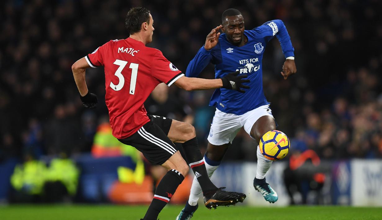Striker Everton Yannick Bolasie berusaha melewati pemain tengah Manchester United, Nemanja Matic saat pertandingan Liga Inggris di Goodison Park, Liverpool (1/1). Everton harus menelan kekalahan 0-2 atas Manchester United. (AFP Photo/Paul Ellis)