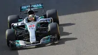 Pembalap Marcedes, Lewis Hamilton, menjadi yang tercepat pada sesi latihan bebas kedua (FP2) di F1 GP Abu Dhabi, Jumat (24/11/2017)