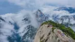 Foto dari udara yang diabadikan pada 20 September 2020 ini menunjukkan para wisatawan yang berjalan di atas Gunung Huashan yang diselimuti kabut di Kota Weinan, Provinsi Shaanxi, China barat laut. (Xinhua/Tao Ming)