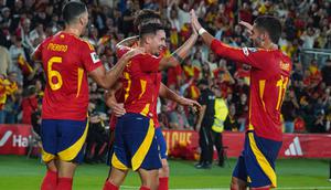 Pemain Spanyol, Yeremy Pino (tengah), menerima ucapan selamat setelah mencetak gol pembuka bagi timnya dalam pertandingan kualifikasi Piala Dunia 2026 antara Spanyol dan Georgia di Stadion Manuel Martinez Valero, Elche, Spanyol,&nbsp;Minggu (12-10-2025) dini hari WIB. (Foto AP/Alberto Saiz)