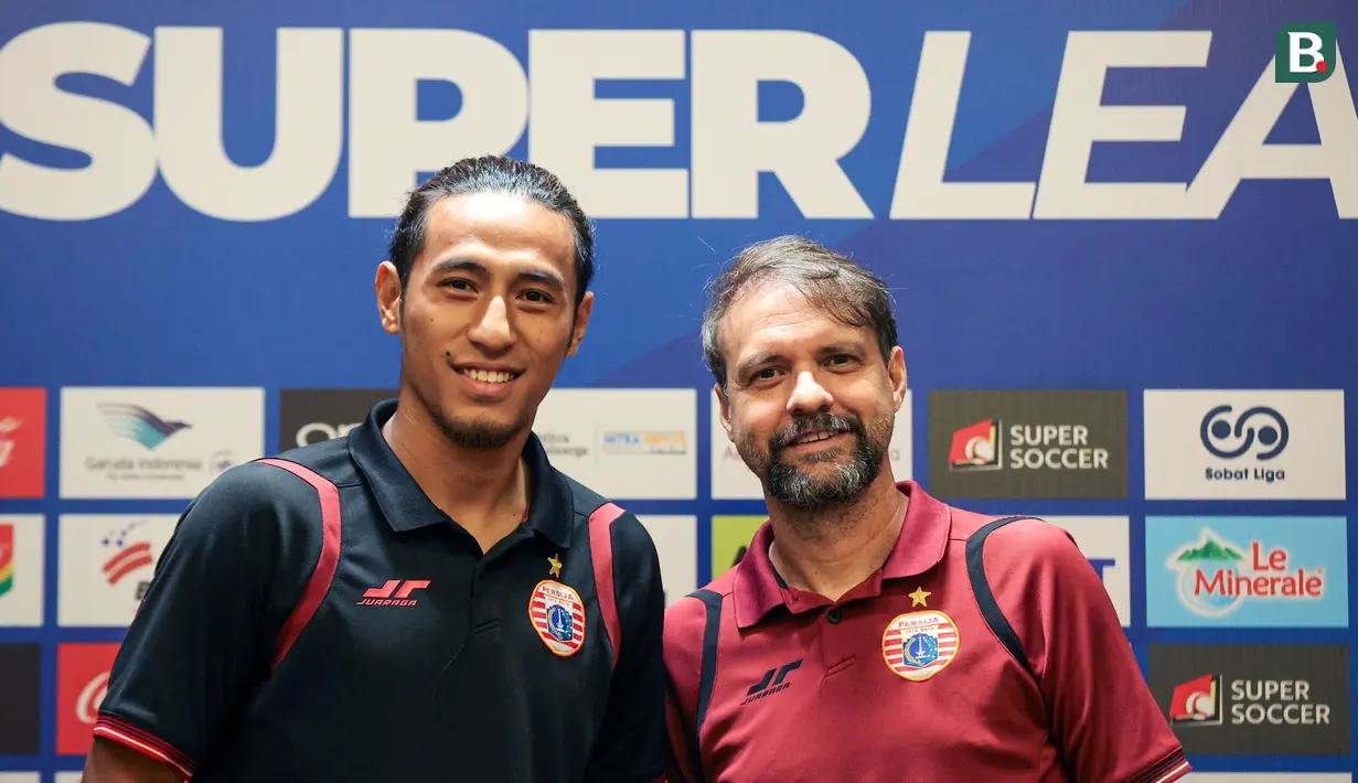 Gelandang dan pelatih Persija Jakarta, Hanif Sjahbandi dan Maurício Souza berfoto bersama setelah sesi konferensi pers menjelang laga BRI Super League 2025/2026 melawan Persijap Jepara di Stadion Madya, Senayan, Jakarta, Jumat (02/01/2026). (Bola.com/Abdul Aziz)
