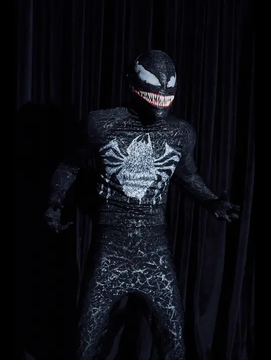 Terakhir ada Xiaojun NCT yang mentransformasi dirinya sebagai Venom. Agak sulit bernapas, tapi ia total. (Instagram @smtown)