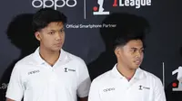 Dua pemain Bali United, Kadek Arel dan Rahmat Arjuna hadir dalam konferensi pers Kolaborasi OPPO x BRI Super League di On3 Senayan, Jakarta, Kamis (31/7/2025) (Bola.com/Abdul Aziz)
