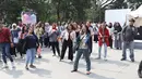 Pengunjung bernyanyi bersama di salah satu panggung digelaran ON/OFF Festival di Istora Gelora Bung Karno, Jakarta, Sabtu (7/9/2019). Gelaran ON/OFF Festival akan berlangsung hingga Minggu (8/9). (Liputan6.com/Helmi Fithriansyah)