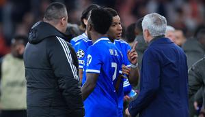 Penyerang Real Madrid, Kylian Mbappe, berbicara dengan pelatih Benfica, Jose Mourinho, setelah rekan setimnya, Vinicius Junior (di belakang), mendengarkan hinaan rasial selama pertandingan leg pertama play-off babak gugur Liga Champions di Estadio da Luz, Lisbon, Rabu (18/2/2026) dini hari WIB. (AFP/Patricia De Melo Moreira)