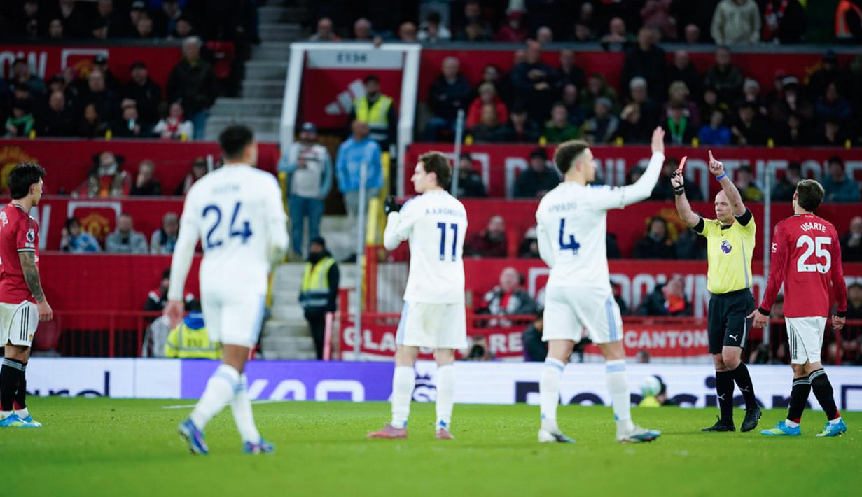 Pemain Manchester United, Lisandro Martinez, mendapat kartu merah saat melawan Leeds United pada pekan ke-32 Premier League 2025/2026 di Stadion Old Trafford, Selasa (14/4/2026). (AP Photo/Dave Thompson)