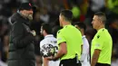 <p>Pelatih Liverpool Jurgen Klopp (kiri) berbicara kepada ofisial pertandingan setelah pertandingan melawan Real Madrid pada pertandingan leg pertamababak 16 besar Liga Champions di stadion Anfield di Liverpool, Inggris, Rabu (22/2/2023). Kebobolan lima gol merupakan pertama kalinya dirasakan Liverpool di Liga Champions, terutama di kandang sendiri para partai kompetisi Eropa. (AFP/Paul Ellis)</p>