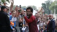 Gelandang Liverpool Mohamed Salah disambut para suporter saat timnya tiba di hotel tim di Kiev, Ukraina, (24/5). Liverpool akan bertanding melawan Real Madrid di Final Liga Champions pada 26 Mei di stadion Olympiyski di Kiev. (AP Photo/Sergei Grits)