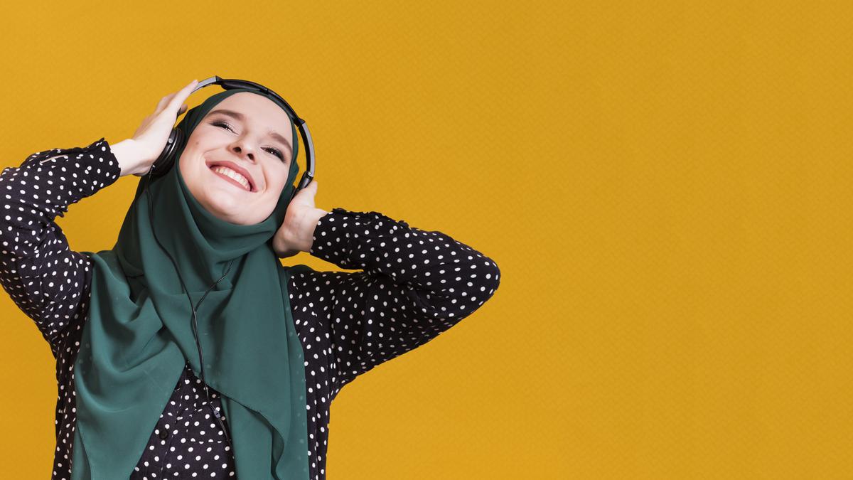 7 Ciri Khas Wanita yang Suka Mendengarkan Podcast, Ternyata Punya Karakter Unik