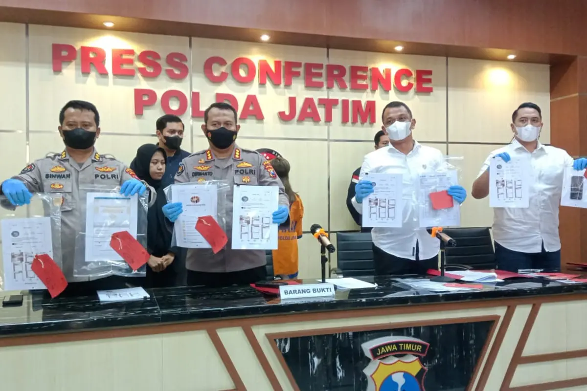 Polda Jatim meringkus bos arisan online fiktif. (Dian Kurniawan/Liputan6.com)