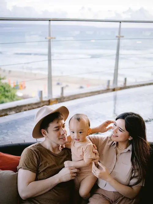 6 Potret Gaya Kompak Audi Marissa dan Anthony Xie Ajak Baby Anzel Liburan  ke Bali - Fashion Fimela.com