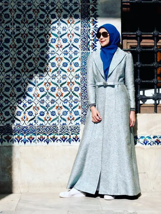 "Dulu pas liburan sering banget berantem sama pipi @ariekuntung, jadi paling sebel kalau tiap kali liburan dia selalu sibuk dengan kameranya.. Foto-foto trus bikin video, sampe pernah kita pisah jalan gara-gara kesel," ungkap Fenita Arie. (Instagram/fenitarie)