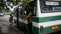  Angkutan umum jenis Kopaja melintas di jalan MH. Tamrin, Jakarta, Senin (27/3). (Liputan6.com/Faizal Fanani)