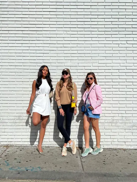 <p>Blazer menjadi fashion item kunci Marianne Rumantir yang tampil kasual saat dipadukan dengan short plus sneaker. Sementara Luna Maya memilih gaya simple sporty dengan legging dan sweatshirt. (Foto: Instagram @Lunamaya)</p>