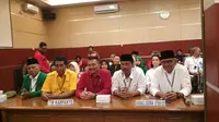 Calon Walikota Cirebon Bamunas Setiawan Budiman saat mengikuti rangkaian serah terima pengawal pribadi di Kantor KPU Kota Cirebon (Liputan6.com / Panji Prayitno)
