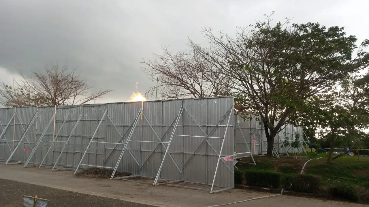 PT Lintas Marga Sedaya terus berupaya memadamkan api abadi di rest area Km 86 B Tol Cipali (Cikampek-Palimanan). Api ini mulai berkobar sejak 26 April 2023 atau sudah sebulan penuh. (Dok Lintas Marga Sedaya)