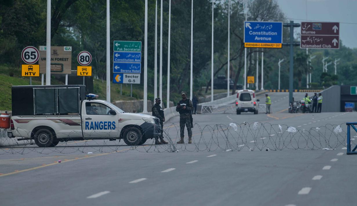Pertemuan delegasi dari kedua negara ini menjadi upaya diplomasi krusial untuk mengakhiri konflik militer yang telah berlangsung selama lebih sebulan. Tampak dalam foto, pasukan paramiliter dan petugas polisi berjaga untuk memastikan keamanan menjelang Amerika Serikat dan Iran di ibu kota Pakistan, Islamabad, Pakistan, Sabtu 11 April 2026. (AP Photo/Anjum Naveed)