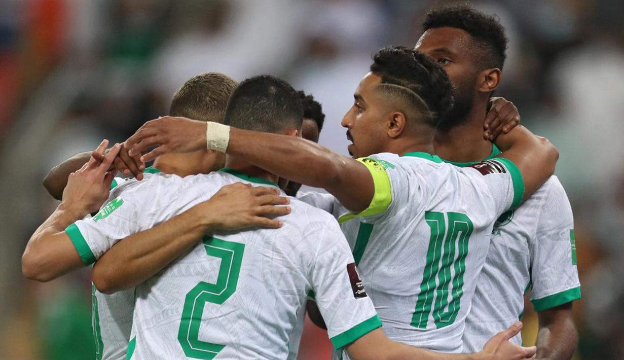 Para pemain Arab Saudi merayakan gol mereka ke gawang Oman pada pertandingan sepak bola Kualifikasi Piala Dunia 2022 di Stadion King Abdullah Sport City, Jeddah, Arab Saudi, 27 Januari 2022. Arab Saudi menang 1-0. (AFP)