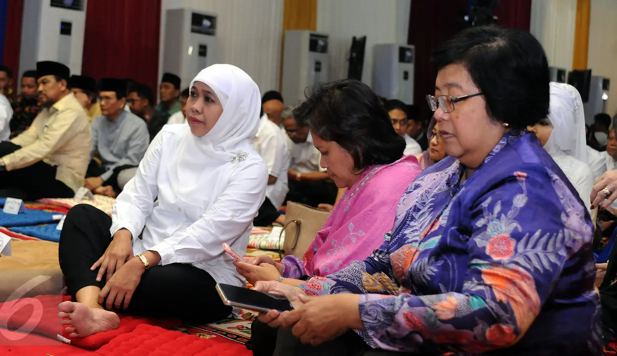 Mensos Khofifah Indar Parawansa (tengah) bersama Menteri LHK Siti Nurbaya saat mengikuti buka puasa bersama Partai Nasdem di Jakarta, Selasa (7/6/2016). Acara juga dihadiri Presiden Joko Widodo dan Wapres Jusuf Kalla. (Liputan6.com/Helmi Fithriansyah)