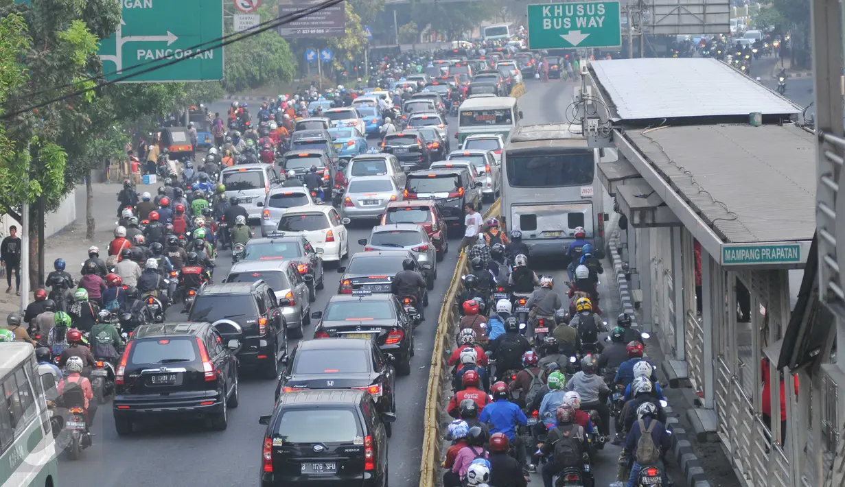 Puluhan pengendara motor melanggar masuk ke jalur bus transjakarta di kawasan Mampang Prapatan, Jakarta, Kamis (29/10). Lemahnya penegakan hukum menyebabkan banyaknya kendaraan pribadi yang menyerobot jalur bus Transjakarta. (Liputan6.com/Gempur M Surya)