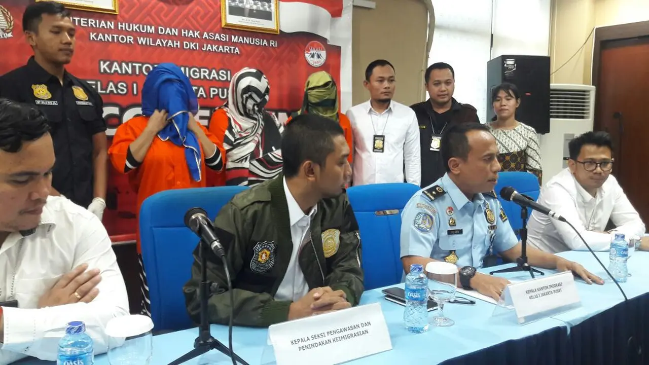 Konfrensi pers penangkapan 3 WNA yang diduga terlibat prostitusi (Liputan6.com/Nafiysul Qodar)