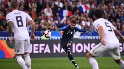 Penyerang Prancis, Antoine Griezmann menendang bola ke ke gawang Jerman pada laga UEFA Nations League di Stadion Stade de France, Paris, Selasa (16/10). Dua gol Griezmann membawa Prancis menaklukkan Jerman 2-1. (FRANCK FIFE/AFP)