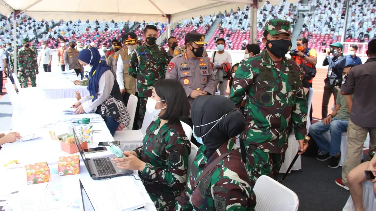 Kapolri dan Panglima TNI tinjau vaksinasi massal Covid-19 di GBK