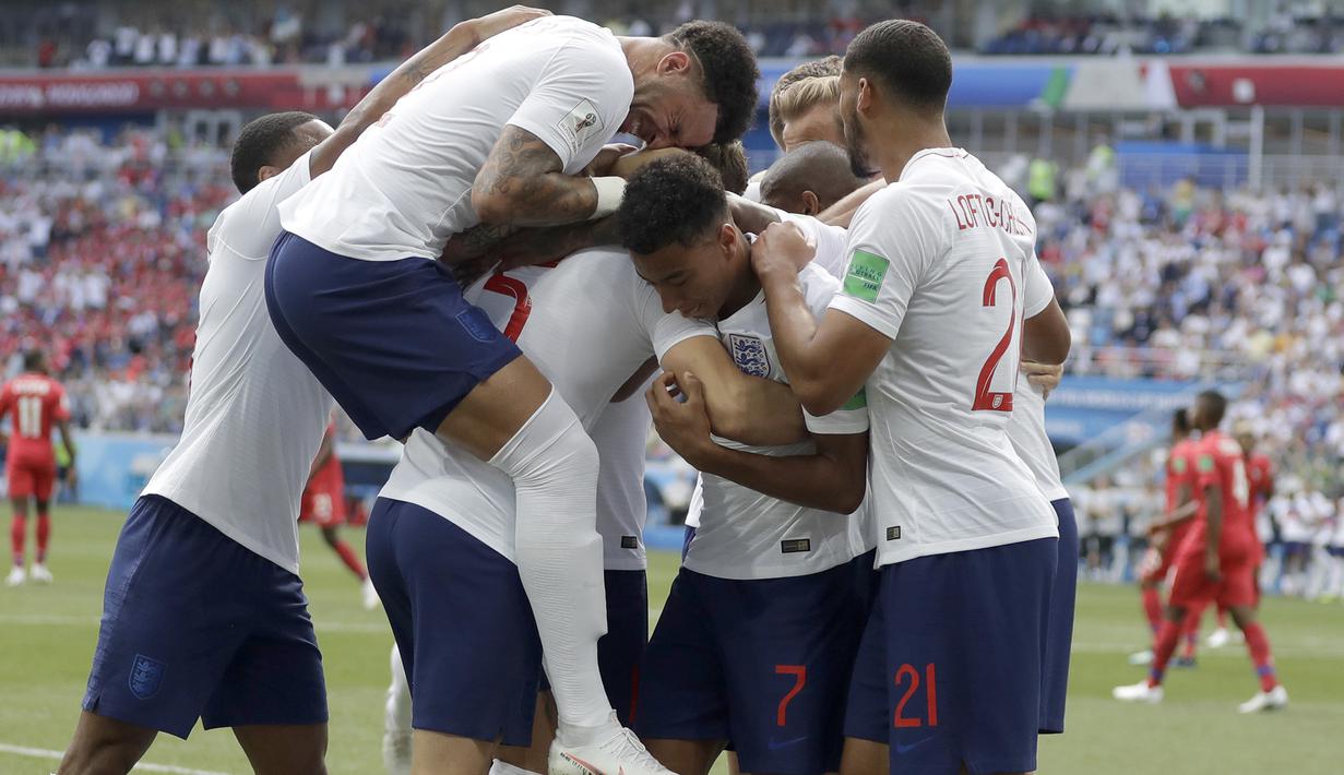 Para pemain Inggris merayakan gol yang dicetak John Stones ke gawang Panama pada laga grup G Piala Dunia di Stadion Nizhny Novgorod, Nizhny Novgorod, Minggu (24/6/2018). Babak pertama Inggris unggul 5-0 atas Panama. (AP/Matthias Schrader)