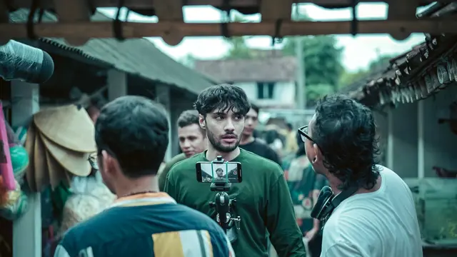 Salah satu adegan film Cinta Tak Pernah Tepat Waktu. (Foto: Dok. Dapur Film/ Seven Skies Motion/ IMDb)