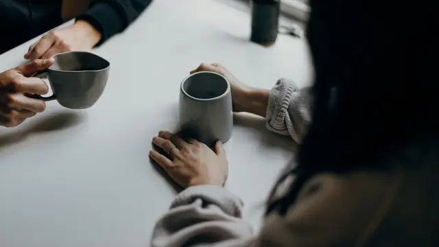 Pada kencan pertama, penting untuk memperlihatkan diri kita yang sebenarnya, bukan versi yang dibuat-buat.