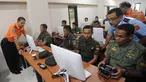 Kepala Basarnas Marsekal Muda TNI Muhammad Syaugi (kiri) menyaksikan pelatihan drone bagi prajurit TNI di PT Farmindo Inovasi Teknologi di Bogor, Jawa Barat, (19/4). Pabrik ini diresmikan sebagai pabrik drone pertama di Indonesia. (Merdeka.com/ArieBasuki)