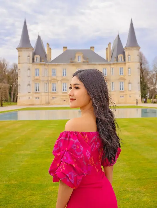 Erina Gudono tampil cantik dalam balutan dress pink nan elegan. [Instagram/erinagudono]