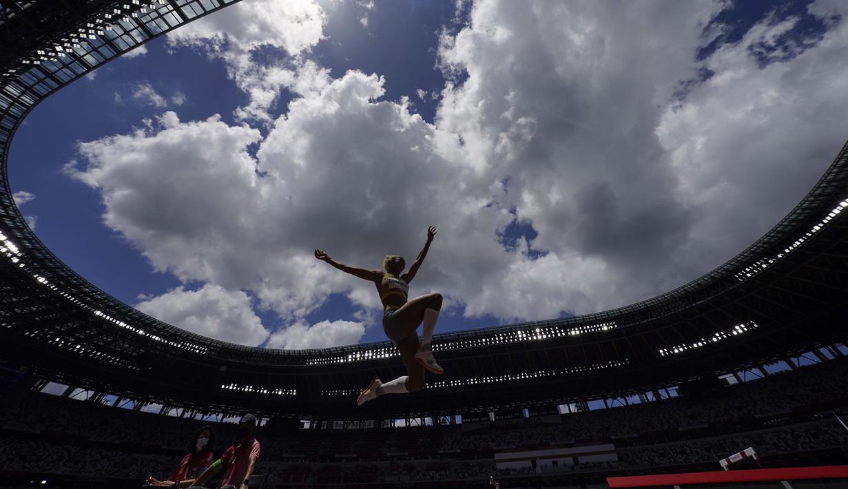 Malaika Mihambo asal Jerman bertanding di final lompat jauh putri pada Olimpiade Tokyo 2020, Selasa (3/8/2021). (Foto: AP/David J. Phillip)
